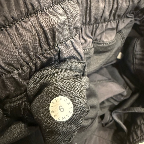 Lululemon Hotty Hot Low-Rise Lined Short 2.5" - Picture 3 of 3